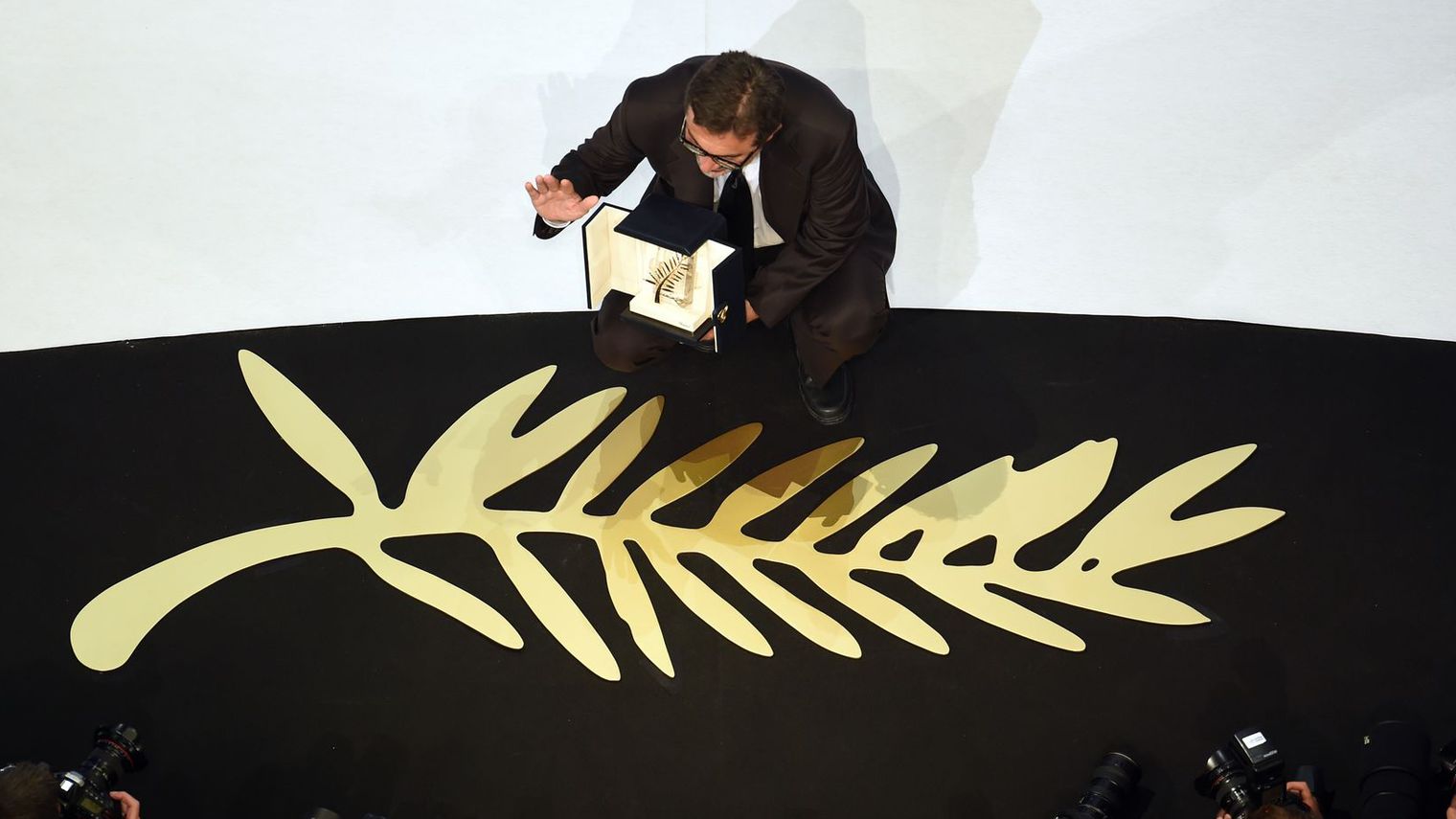 le-realisateur-turc-nuri-bilge-ceylan-a-recu-la-palme-d-or-pour-son-film-winter-sleep-le-24-mai-2014-a-cannes_4907703