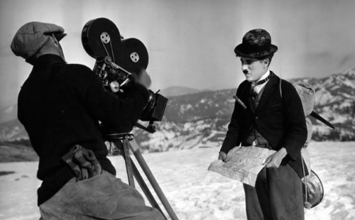 Charlie Chaplin dirige une scène sur le plateau du film The Gold Rush en 1925.