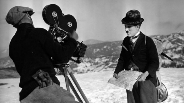 Charlie Chaplin dirige une scène sur le plateau du film The Gold Rush en 1925.